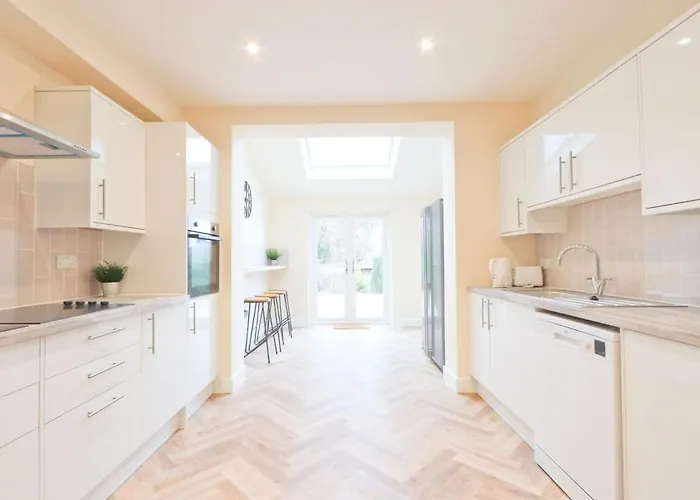 Fishponds 6 Bedroom House